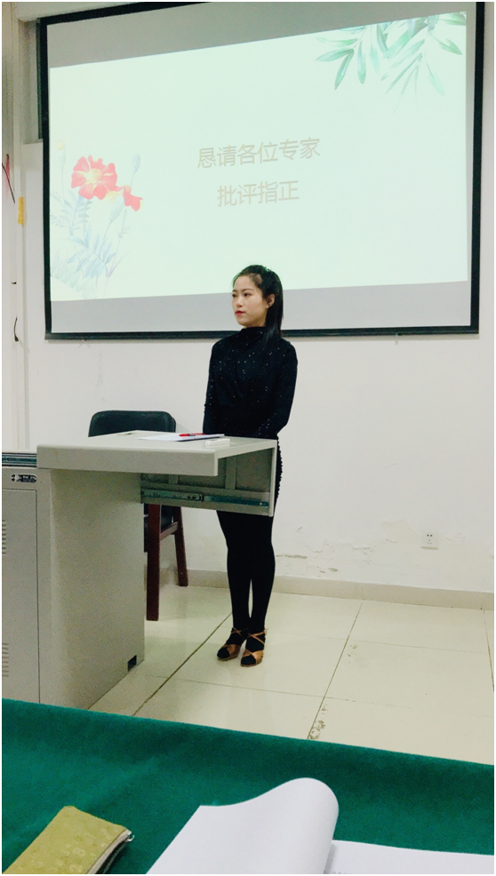 在姬丽丽老师教学展示后,进入教学研讨与师生互动答疑环节.